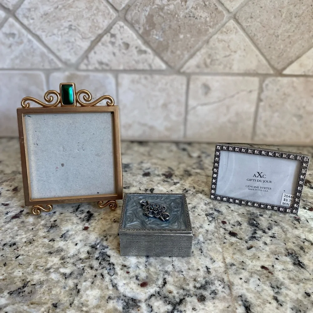 2 FRAMES AND A BOX!